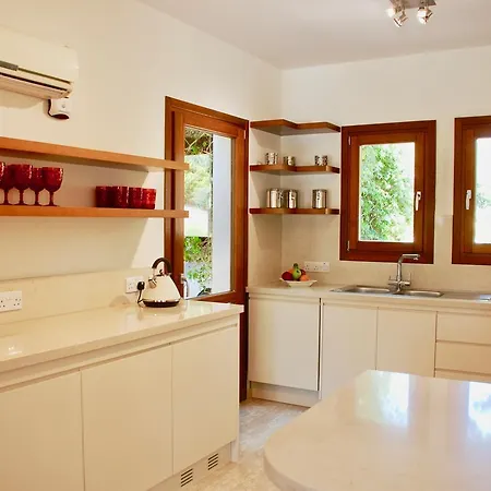 Beautiful Villa Pera With Private Pool And Lovely Gardens, Aphrodite Hills 빌라 *