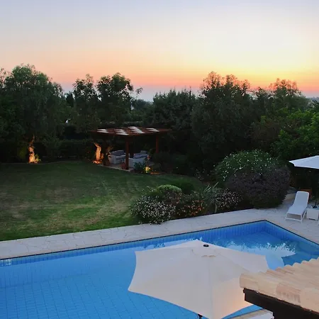 Beautiful Villa Pera With Private Pool And Lovely Gardens, Aphrodite Hills 빌라