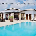 Beautiful Villa Pera With Private Pool And Lovely Gardens, Aphrodite Hills קוקליה
