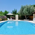 Beautiful Villa Pera With Private Pool And Lovely Gardens, Aphrodite Hills וילה