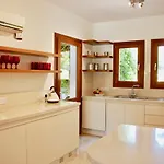Beautiful Villa Pera With Private Pool And Lovely Gardens, Aphrodite Hills וילה *