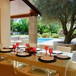 Beautiful Villa Pera With Private Pool And Lovely Gardens, Aphrodite Hills קוקליה