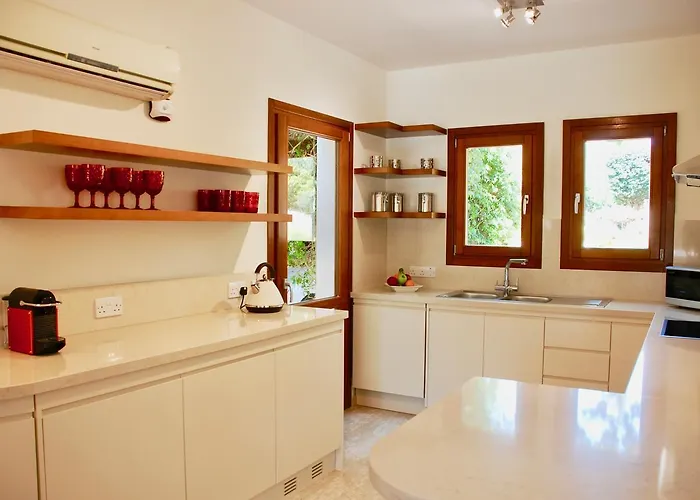 Beautiful Villa Pera With Private Pool And Lovely Gardens, Aphrodite Hills Villa *